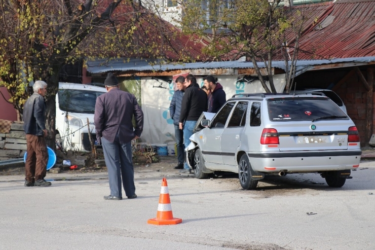 Bolu’da, Kaza Yapan Hafif Ticari Araç Evin Bahçesine Uçtu