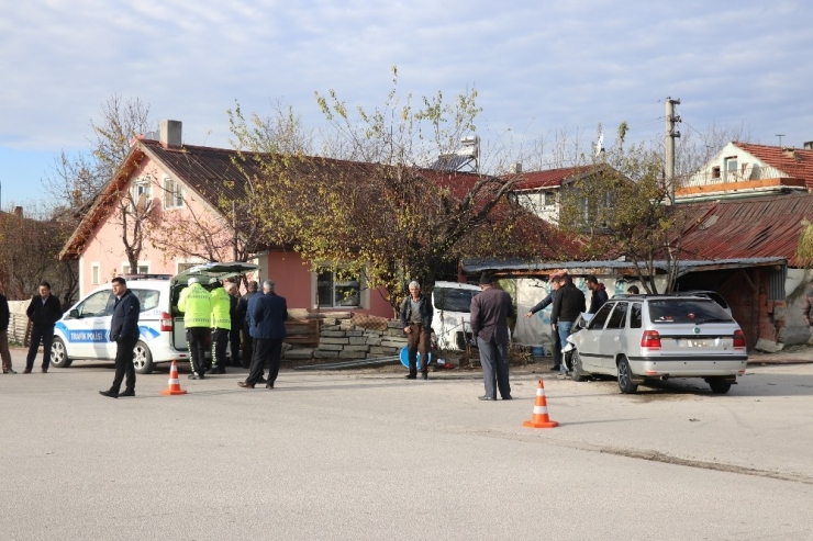Bolu’da, Kaza Yapan Hafif Ticari Araç Evin Bahçesine Uçtu