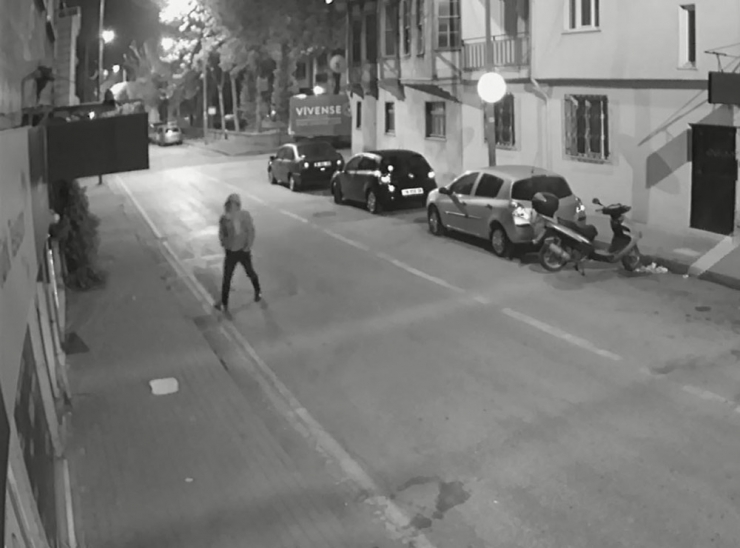 Hırsız İşyeri Sahibini Bile Şok Etti