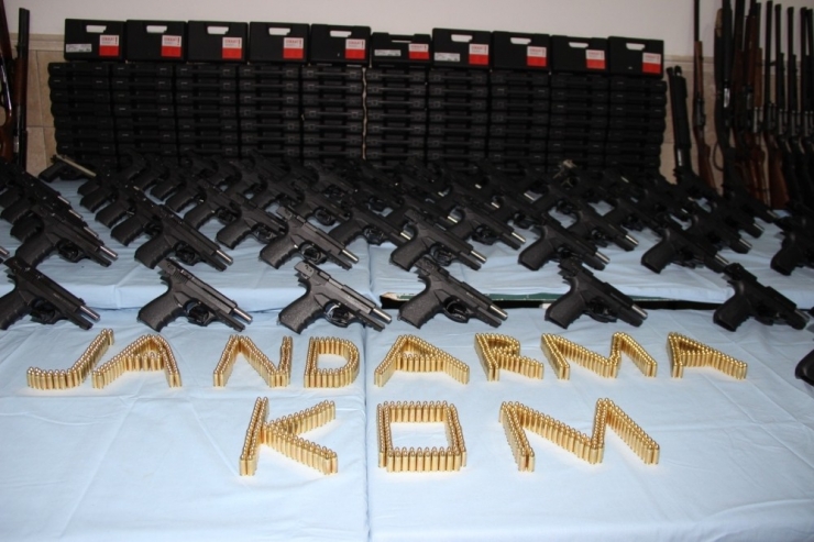 Jandarma Baskın Yaptığı Yerlerde Cephanelik Ele Geçirdi