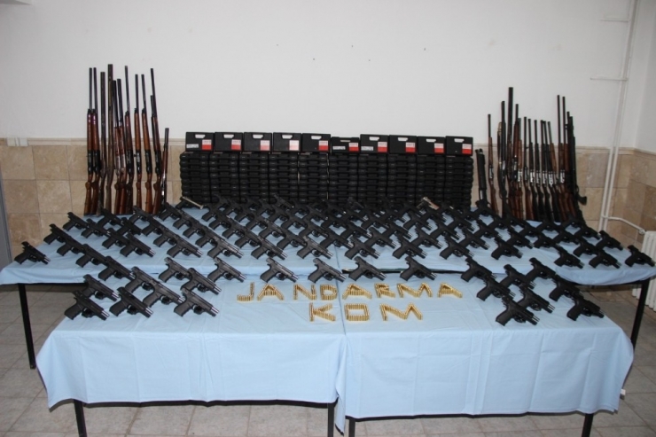 Jandarma Baskın Yaptığı Yerlerde Cephanelik Ele Geçirdi