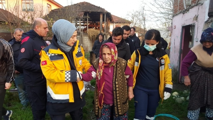 Yangına Müdahale Etmek İstedi Dumandan Etkilendi