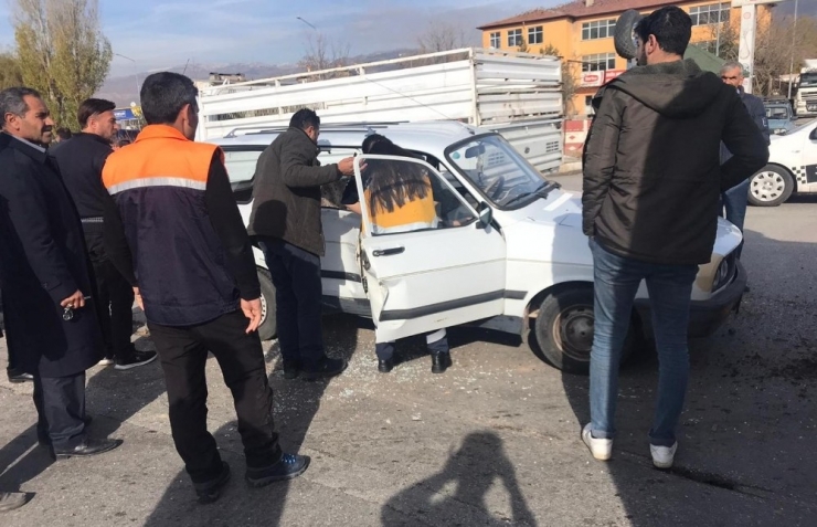 Erzincan’da Trafik Kazası: 2 Yaralı