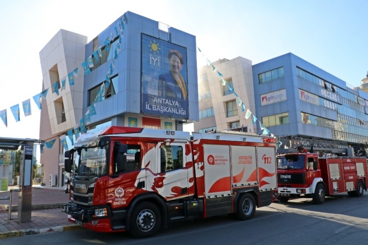 İyi Parti Antalya İl Başkanlığında Korkutan Yangın