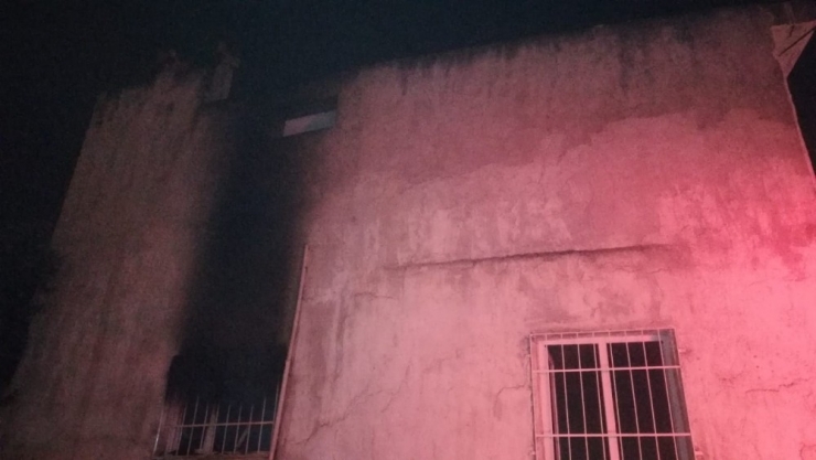 İzmir’de Alevlerin Arasında Kalan Genç Kadını İtfaiye Eri Kurtardı