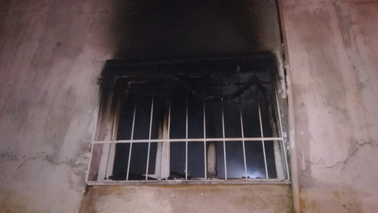 İzmir’de Alevlerin Arasında Kalan Genç Kadını İtfaiye Eri Kurtardı