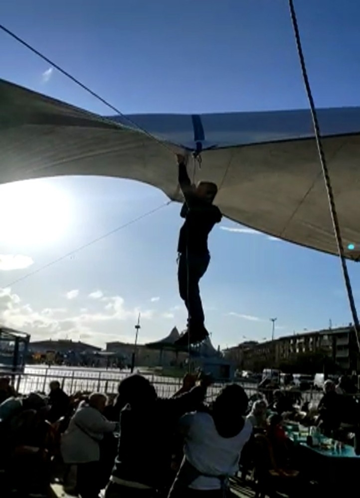 Kadıköy’de Çadırla Beraber Uçan Pazarcı O Anları Anlattı