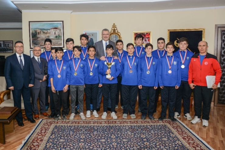 Karacabey Belediyespor Tüm Branşlarda Dolu Dizgin