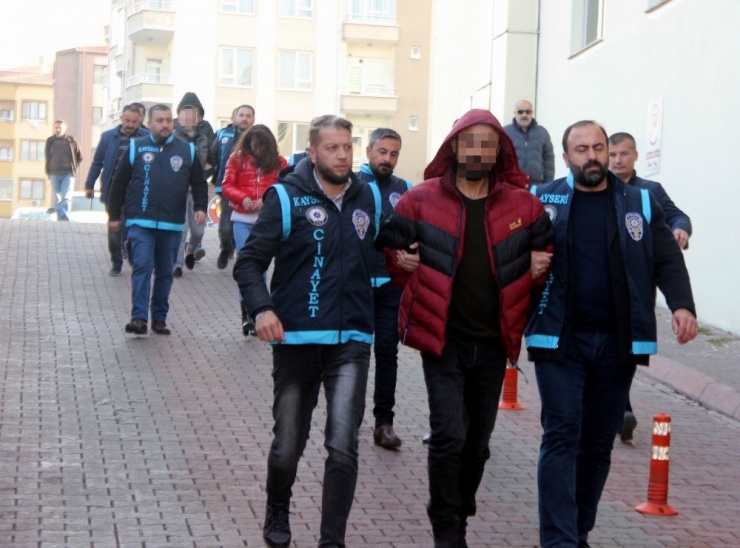 Kardeşi Ve Amcasını Yaralayan Şahsı Av Tüfeğiyle Öldürdü