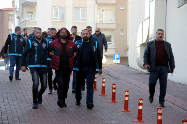 Kardeşi Ve Amcasını Yaralayan Şahsı Av Tüfeğiyle Öldürdü