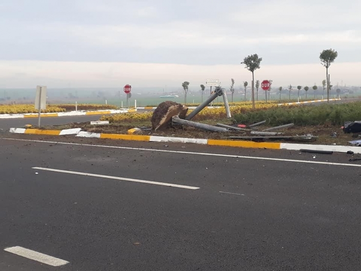 Trafik Levhasını Parçaladı