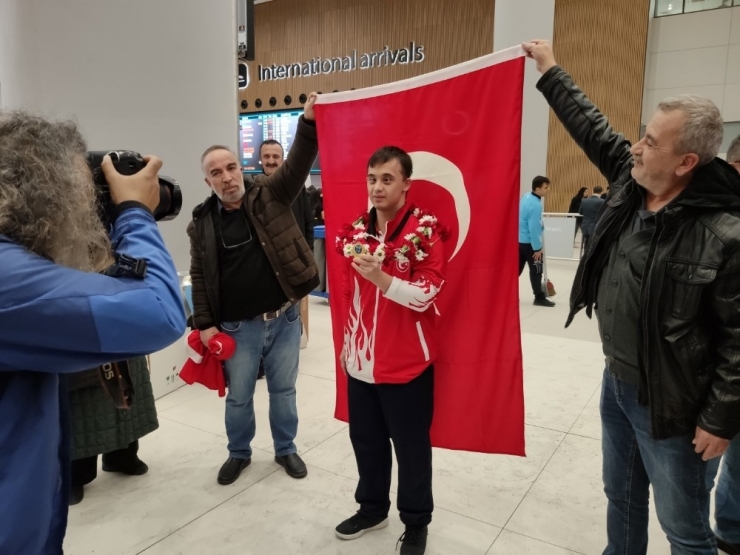 Altın Çocuklara Coşkulu Karşılama