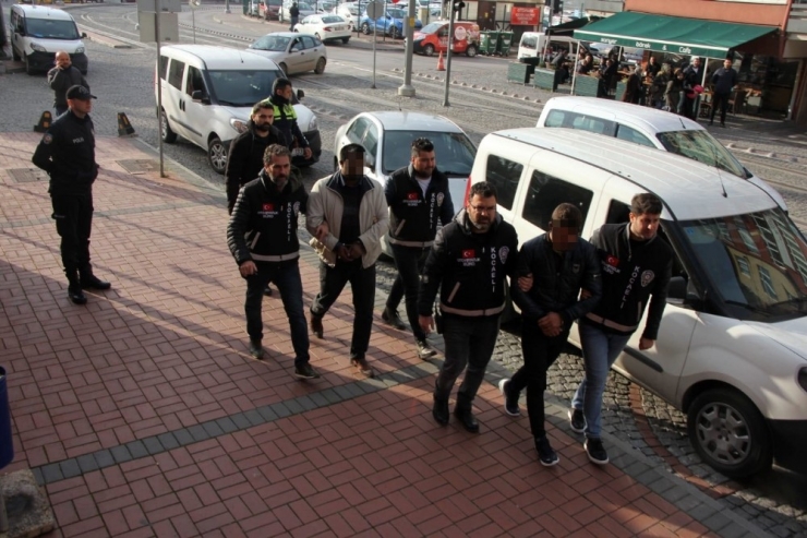 Bir Gecede 4 Tane Araba Çalan Hırsızlar Yakalandı