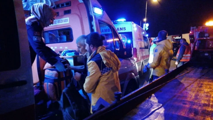 Hafif Ticari Araçla Otomobil Kafa Kafaya Çarpıştı: 4 Yaralı