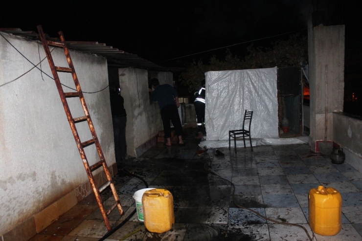 Manisa’da Çatı Katında Çıkan Yangın Paniğe Neden Oldu