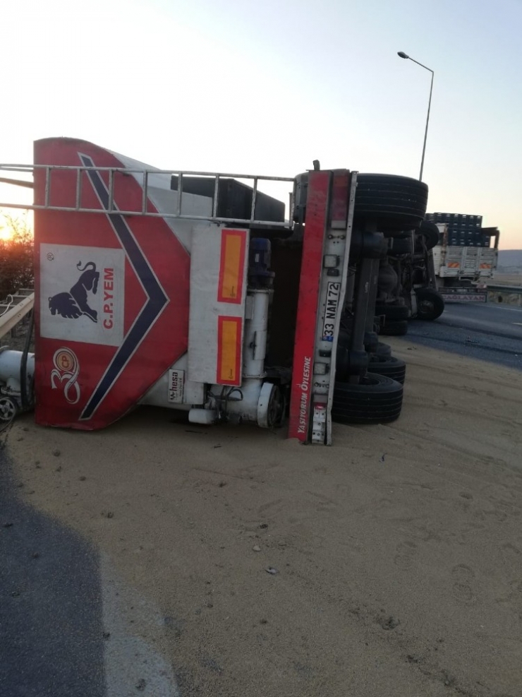 Mersin’de Virajı Alamayan Tır Devrildi: 2 Yaralı
