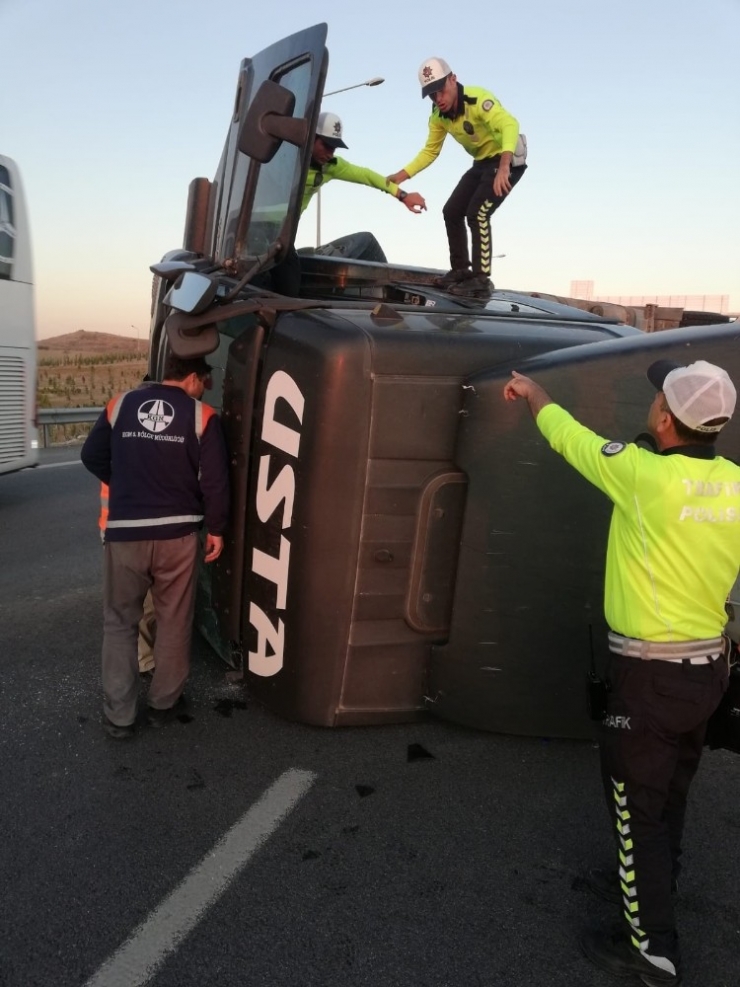 Mersin’de Virajı Alamayan Tır Devrildi: 2 Yaralı