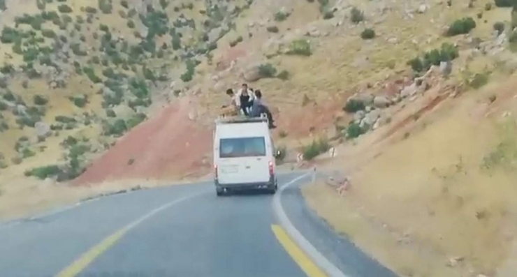 Minibüsün Üstünde Tehlikeli Yolculuk