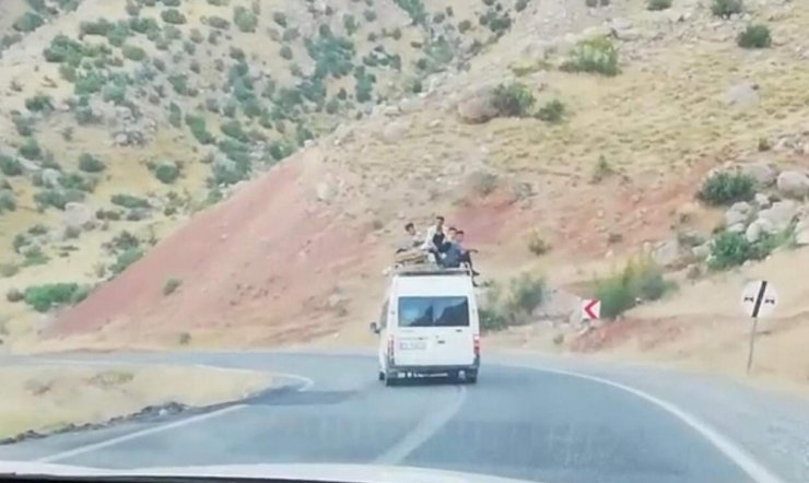 Minibüsün Üstünde Tehlikeli Yolculuk