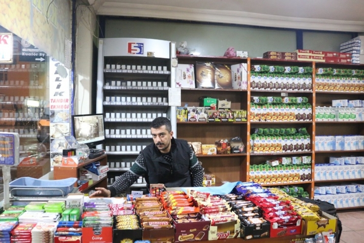 Siirt’te Hırsızların Marketten Sigara Çaldığı Anlar Kamerada