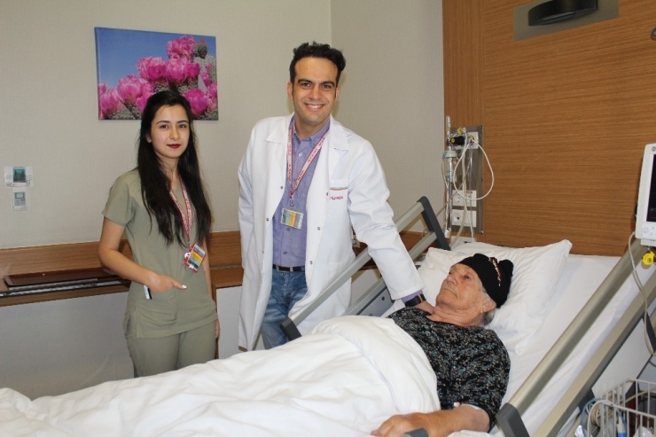 85 Yaşındaki Hasta Kapalı Ameliyat Yöntemi İle Sağlığına Kavuştu