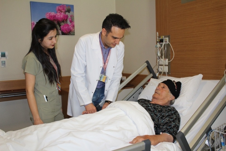 85 Yaşındaki Hasta Kapalı Ameliyat Yöntemi İle Sağlığına Kavuştu