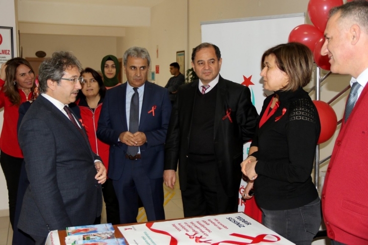1 Aralık ‘Dünya Aids Günü’nde Farkındalık Standı Açıldı