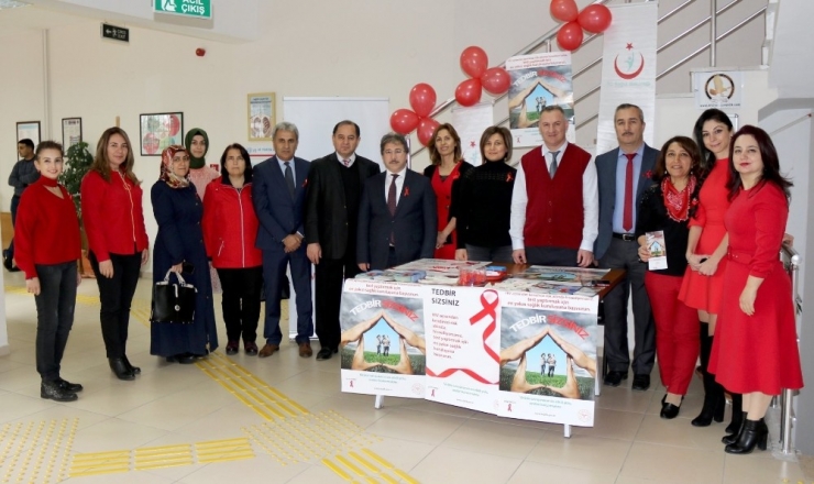 1 Aralık ‘Dünya Aids Günü’nde Farkındalık Standı Açıldı