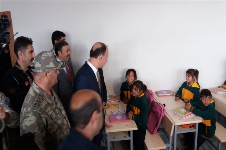 Tel Abyad’da Teröristler Tarafından Zarar Gören İlkokul Onarılarak Eğitim-öğretim Açıldı