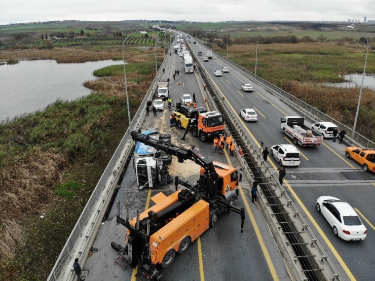 Tem Otoyolu’nda Çöp Kamyonu Devrildi