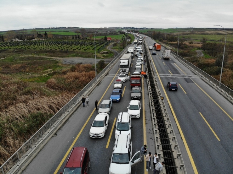Yan Yatan Çöp Kamyonu Tem Otoyolunu Trafiğe Kapattı