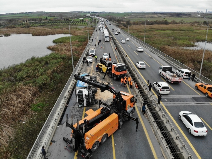 Yan Yatan Çöp Kamyonu Tem Otoyolunu Trafiğe Kapattı