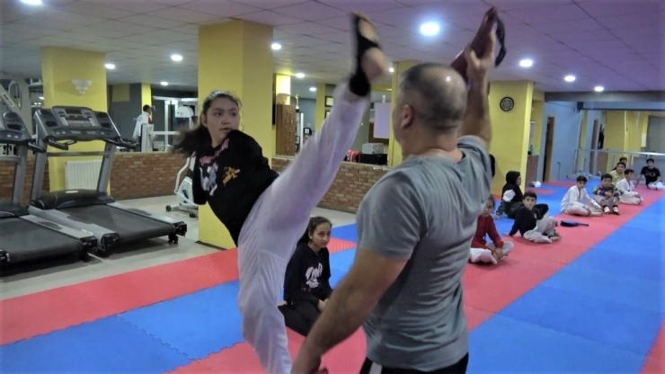 İki Kolu Olmayan Nisanur, Tekvando İle Hayata Tutundu