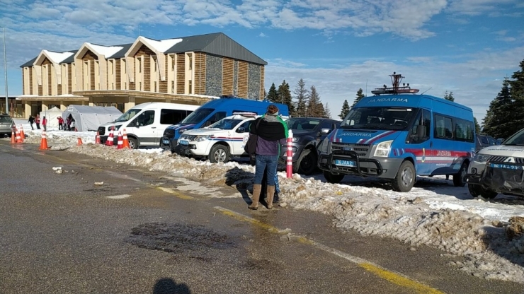 Uludağ’da Kayıp İki Dağcının Yakınları Gözyaşları İçerisinde Bir An Önce Bulunmalarını İstiyor