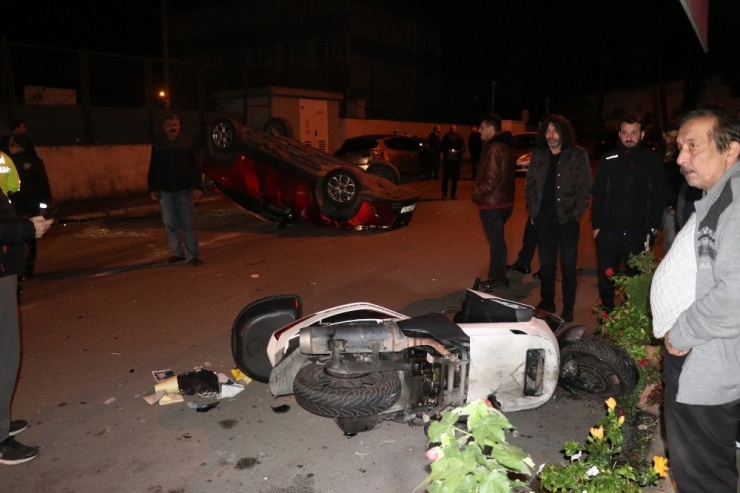 Otomobil Park Halindeki Araçlara Çarpıp Ters Döndü: 2 Yaralı