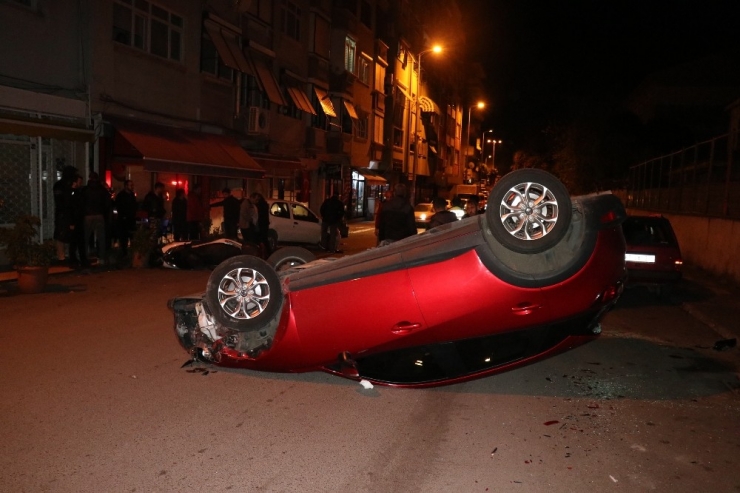 Otomobil Park Halindeki Araçlara Çarpıp Ters Döndü: 2 Yaralı