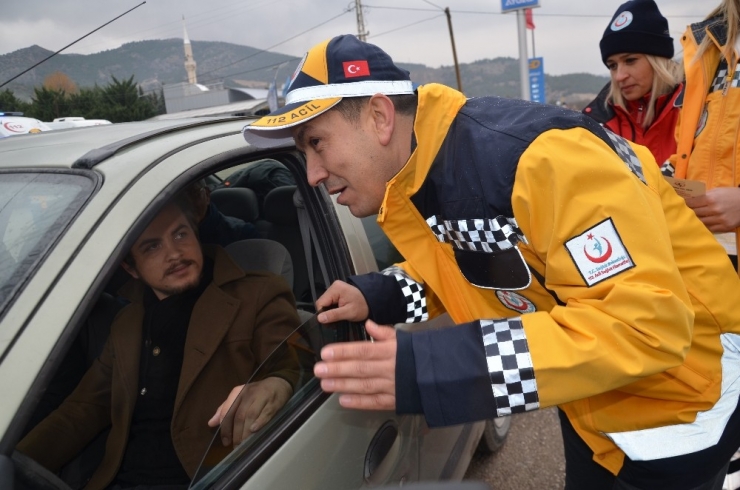 Polisler Durdurdu, Sağlıkçılar Bilgilendirdi