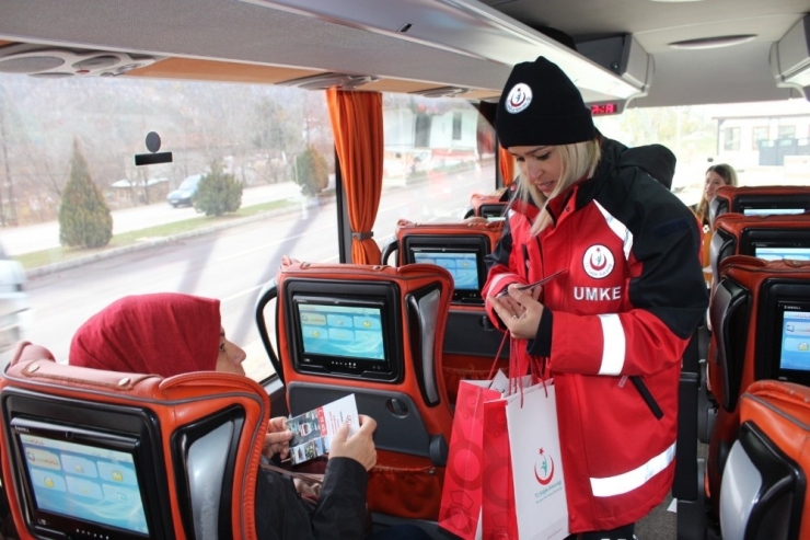 Polisler Durdurdu, Sağlıkçılar Bilgilendirdi