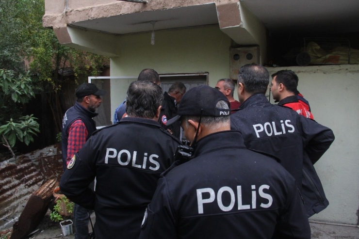 Annesini Rehin Alan Eski Boksöre Biber Gazlı Müdahale