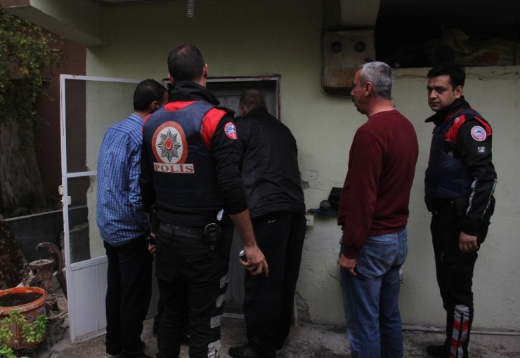 Annesini Rehin Alan Eski Boksöre Biber Gazlı Müdahale