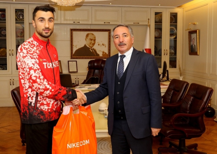 Ağrı İbrahim Çeçen Üniversitesi Rektörü Prof. Dr. Karabulut, Dünya İkincisi Sporcuyu Kutladı