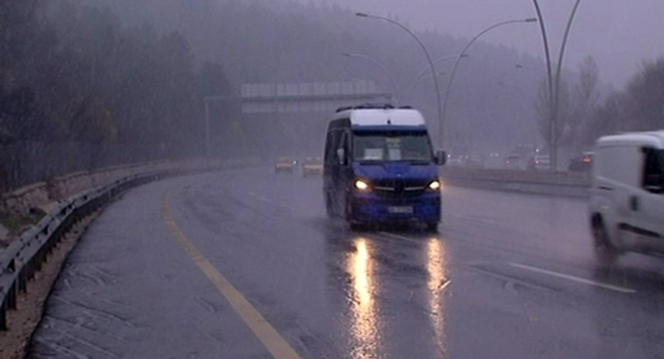 Ankara Merkeze Mevsimin İlk Karı Yağdı