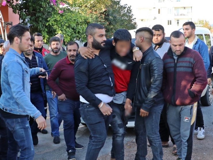 Çaldığı Eski Model Araçla Trafiği Birbirine Kattı, Saklandığı Evden Ağlayarak Çıktı