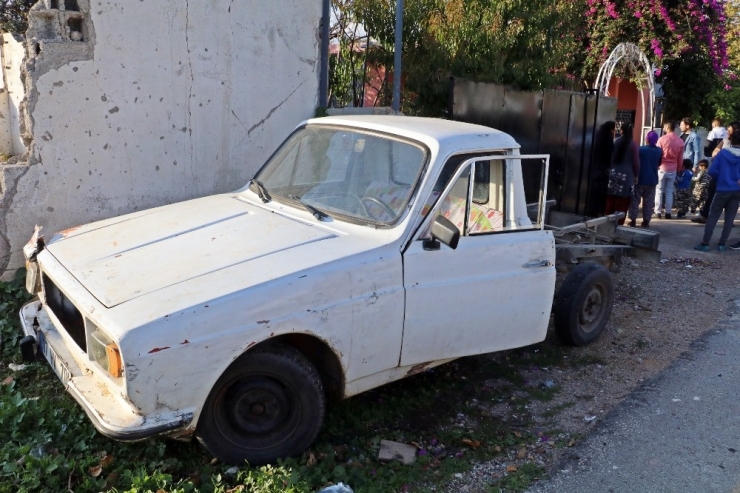 Çaldığı Eski Model Araçla Trafiği Birbirine Kattı, Saklandığı Evden Ağlayarak Çıktı