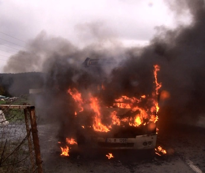 Arnavutköy’de Yolcu Minibüsü Alev Alev Yandı, Facianın Eşiğinden Dönüldü