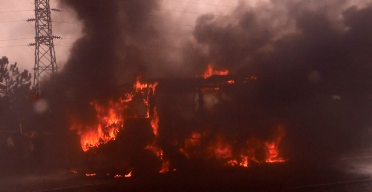 Arnavutköy’de Yolcu Minibüsü Alev Alev Yandı, Facianın Eşiğinden Dönüldü
