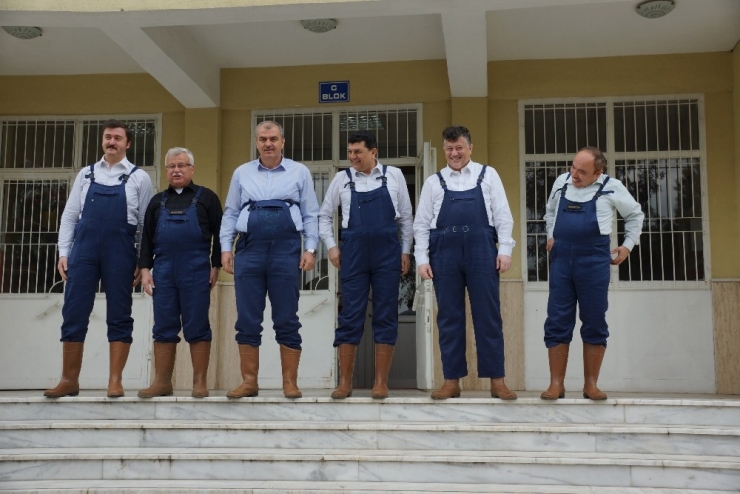 Müdürler Çizme Giyip Özel Öğrencilerle Birlikte Marul Topladı