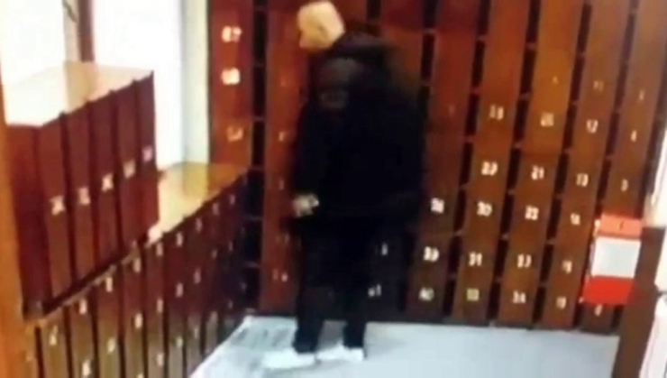 Camiye “Örümcek Adam” Gibi Tırmanıp Sadaka Kutusunu Boşalttı