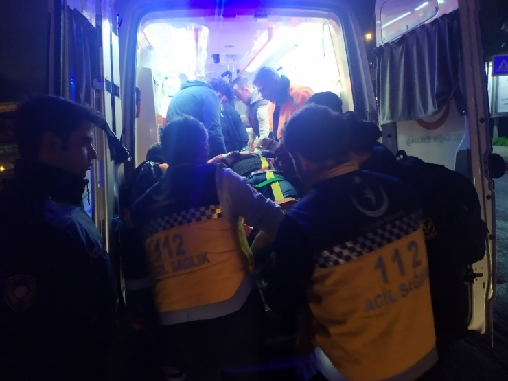 Kaza Yapan Motosikletlinin Yardımına Koştu, Kamyon Çarptı