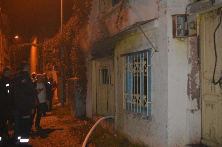 Metruk Evde Çıkan Yangın Korkuttu